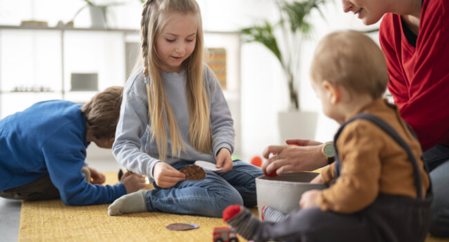 professeur-de-vue-laterale-regardant-les-enfants-jouer